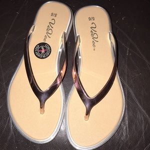 🐽LAST MARKDOWN Rose gold cushion flip flops🐽
